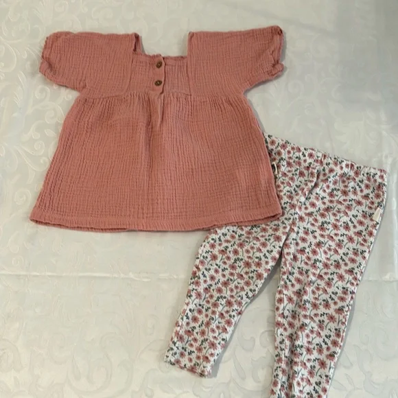 🌟3/$15🌟 EUC Rabbit + Bear Matching Set. 18 Mo - Picture 1 of 8